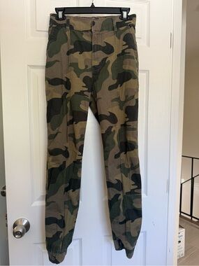 Hollister women’s Green Camo Cargo Joggers